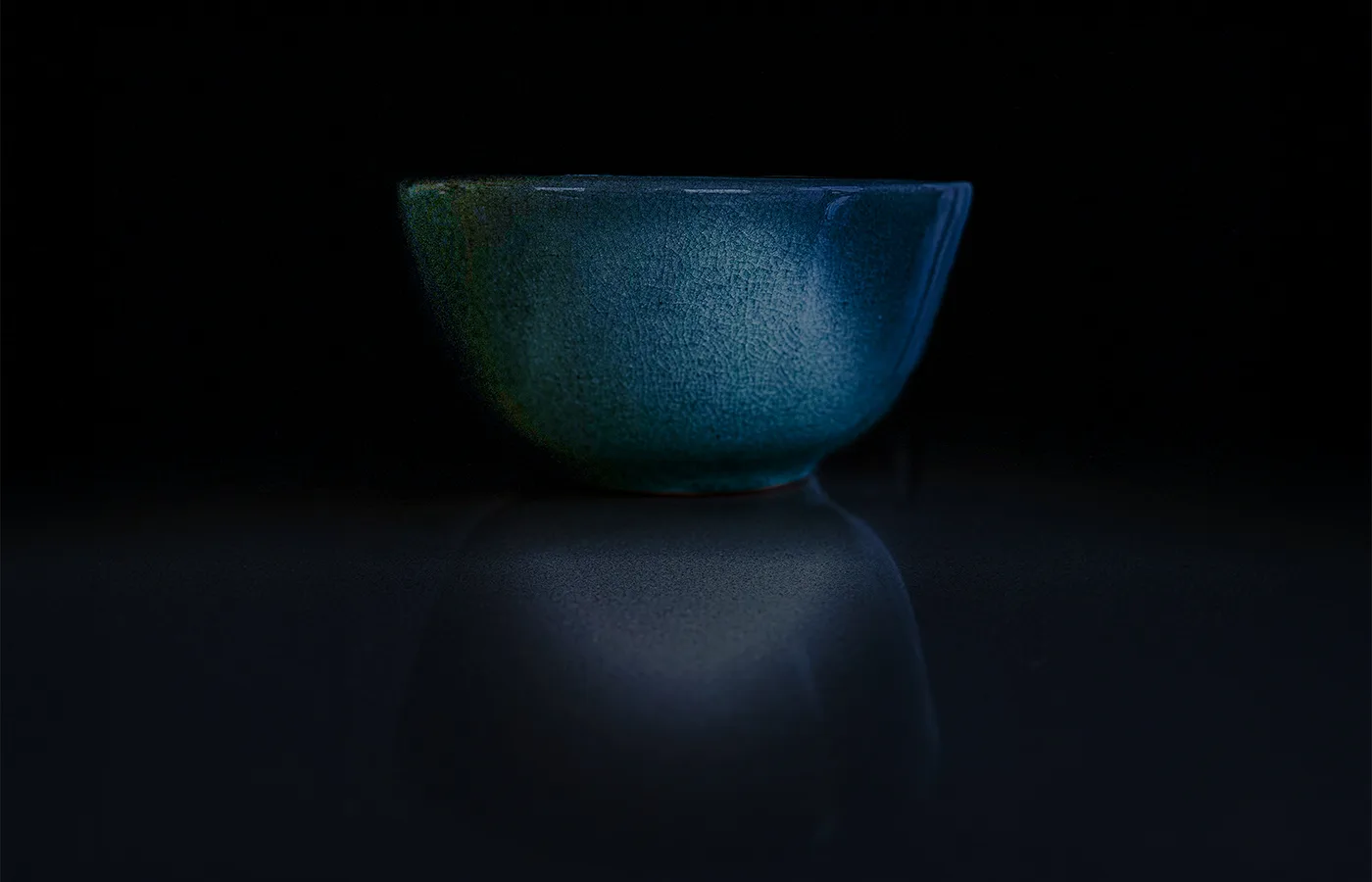 青の透き通った器の画像