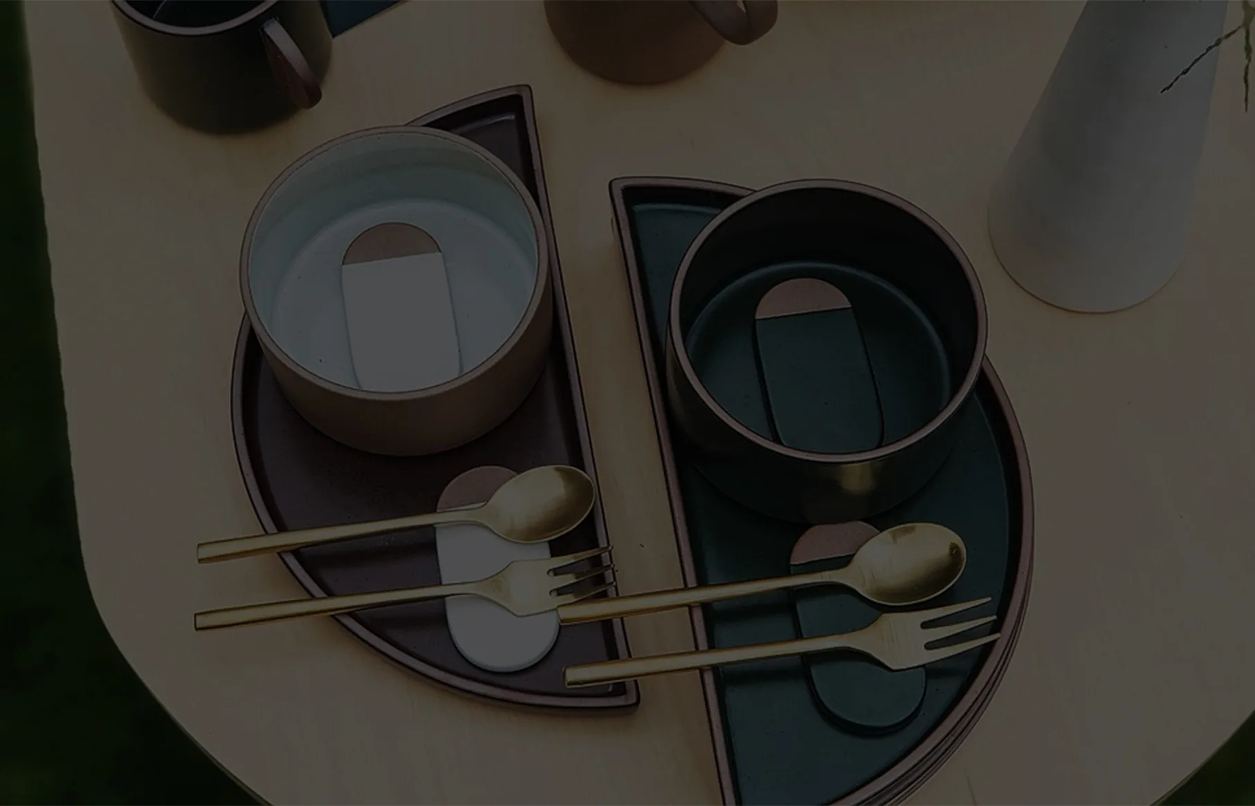 ２人分の器とカトラリーの画像