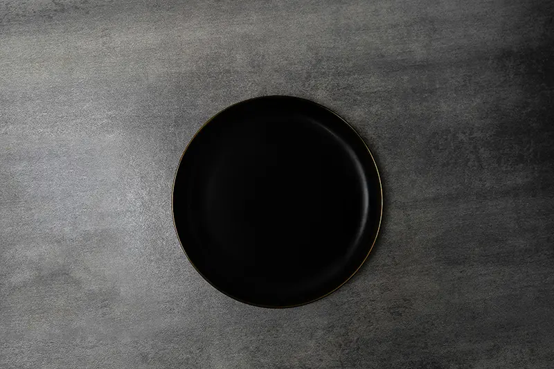 １枚の黒い器の画像